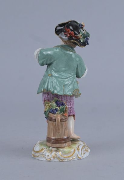 Statuette en porcelaine portant la marque...