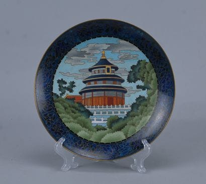 Plat en émaux cloisonnés représentant le...