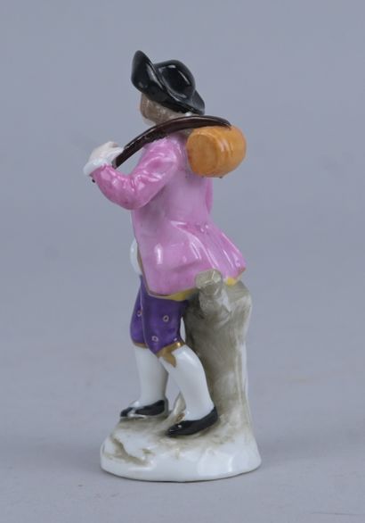 Statuette en porcelaine de Naples représentant...
