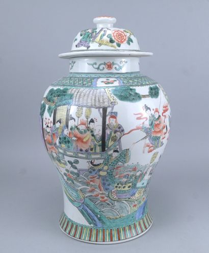 Vase couvert de style Famille Verte à décor...