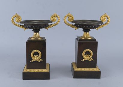 Paire de tazzas en bronze d'époque Charles...