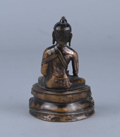 Bouddha tibétain en bronze à traces de dorure,...