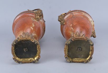 Paire de cassolettes couvertes en marbre...