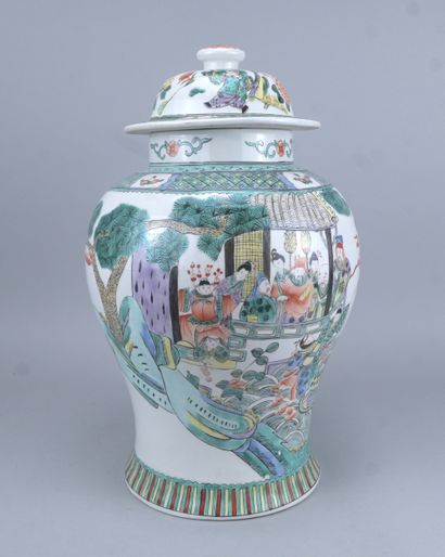 Vase couvert de style Famille Verte à décor...