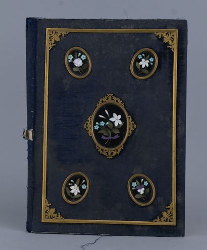 Album à souvenirs en velours bleu avec plaques...