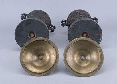 Paire de cassolettes couvertes en bronze...