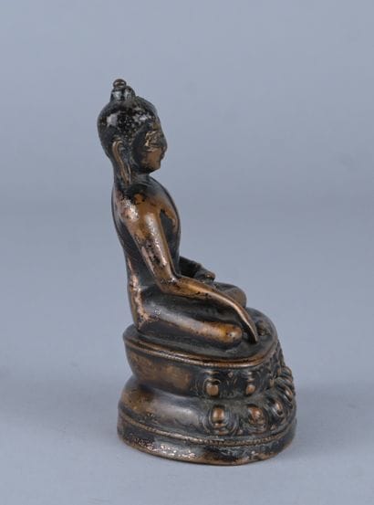Bouddha tibétain en bronze à traces de dorure,...