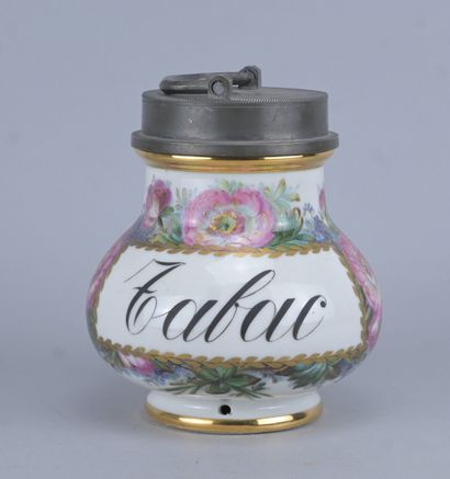 Pot à tabac en porcelaine polychrome à monture...