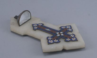 Bénitier mural en onyx et émaux champlevés...