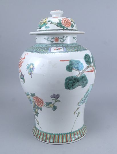 Vase couvert de style Famille Verte à décor...