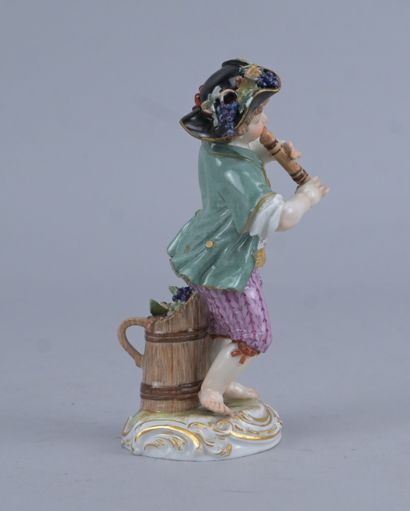 Statuette en porcelaine portant la marque...
