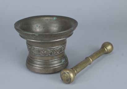 Mortier et pilon en bronze flamand, XVIIe...