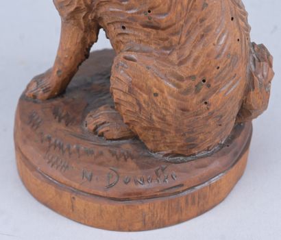 Sculpture de chien en bois sculpté, Forêt-Noire...