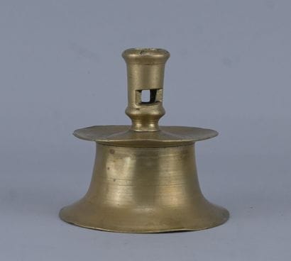 Bougeoir de type capstan en laiton, XVIIe...