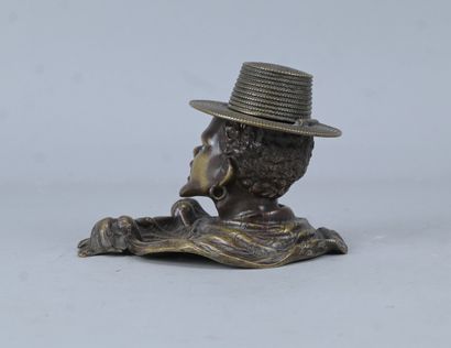 Tête orientaliste formant encrier en bronze...