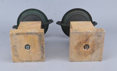 Paire de coupes en bronze patiné sur socles...