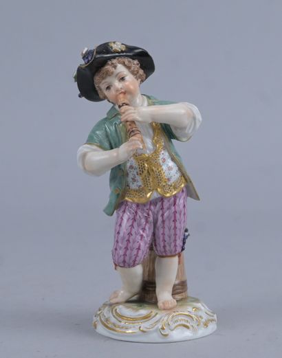 Statuette en porcelaine portant la marque...