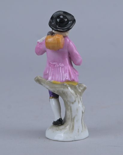 Statuette en porcelaine de Naples représentant...