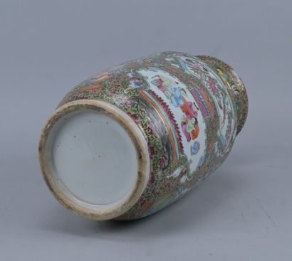 Grand vase en porcelaine de Canton à décor...