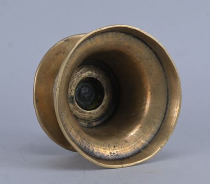 Bougeoir de type capstan en laiton, XVIe...