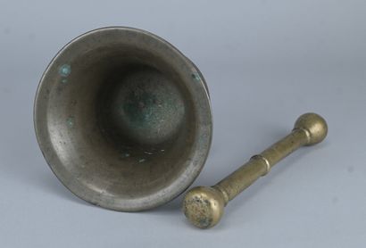 Mortier et pilon en bronze flamand, XVIIe...