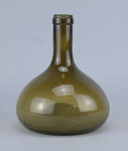 Bouteille à vin en verre soufflé vert olive,...