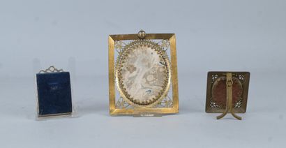 Lot de trois miniatures peintes dans des...