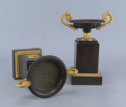 Paire de tazzas en bronze d'époque Charles...