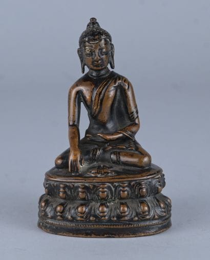 Bouddha tibétain en bronze à traces de dorure,...