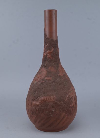 Vase japonais en grès dans le style Bizen,...