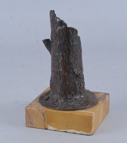 Sujet en bronze représentant un jeune garçon...