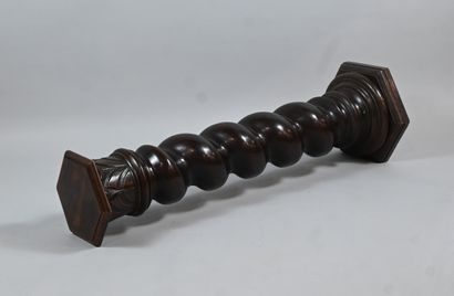 Colonne torsadée en bois teinté foncé, première...