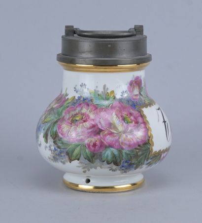 Pot à tabac en porcelaine polychrome à monture...