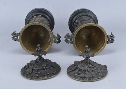 Paire de cassolettes couvertes en bronze...