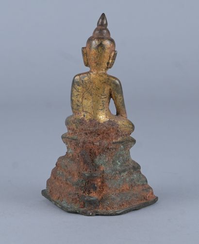 Bouddha birman en bronze doré sur base lotiforme...