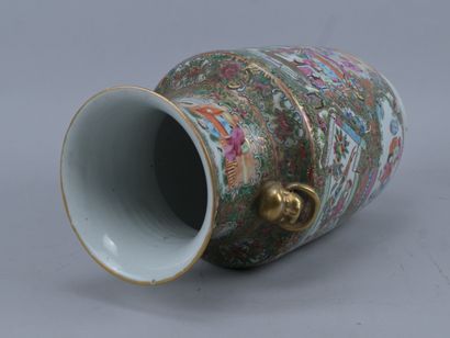 Grand vase en porcelaine de Canton à décor...