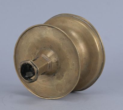 Bougeoir de type capstan en laiton, XVIe...