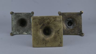 Suite de trois bougeoirs en laiton tourné,...