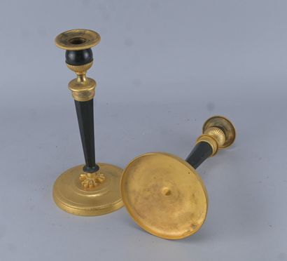 Paire de bougeoirs Directoire en bronze,...