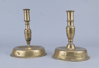 Paire de chandeliers en bronze de style Henri...