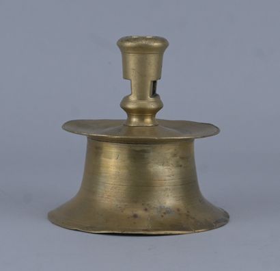 Bougeoir de type capstan en laiton, XVIIe...
