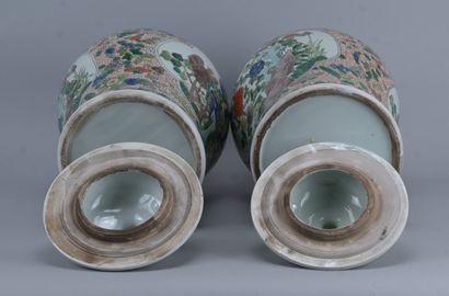 Paire de pots couverts de style famille verte,...