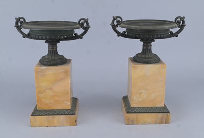 Paire de coupes en bronze patiné sur socles...