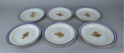 Suite de six assiettes en porcelaine tendre...