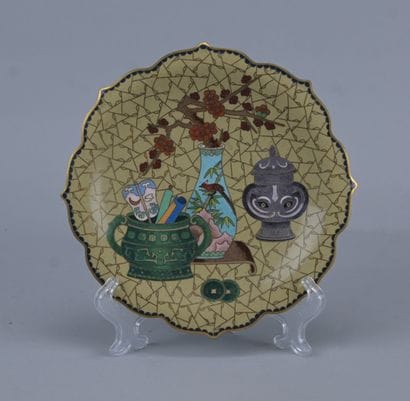 Plat en émaux cloisonnés à décor d’objets...