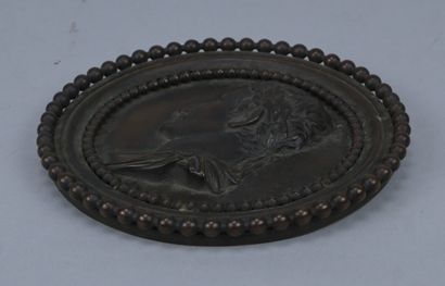 Médaillon en bronze à patine brune représentant...