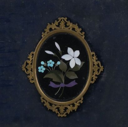 Album à souvenirs en velours bleu avec plaques...