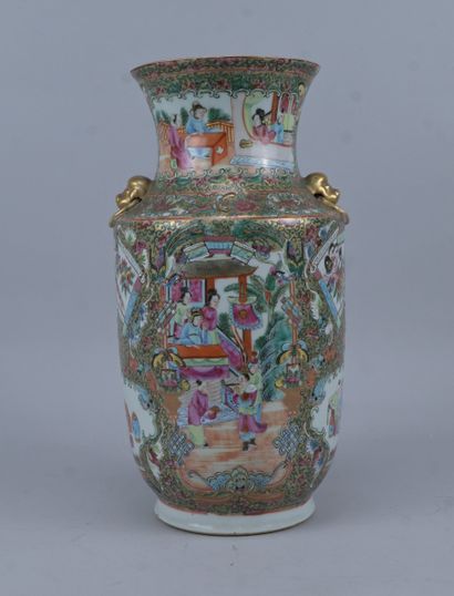 Grand vase en porcelaine de Canton à décor...