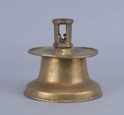 Bougeoir de type capstan en laiton, XVIe...