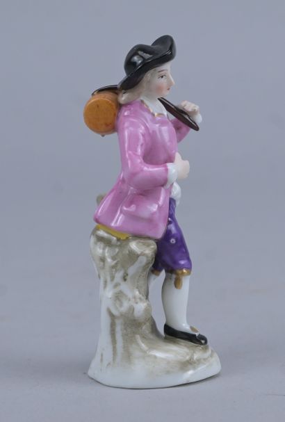 Statuette en porcelaine de Naples représentant...